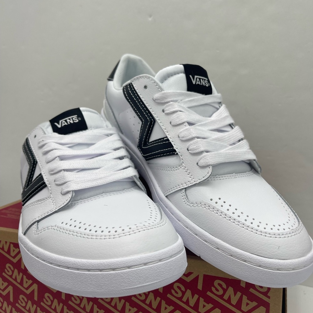 Vans WMNS White and Black Shoes Lowland 2.0
White/Black
VN000D6RYB2 Sneakers - Picture 8 of 16